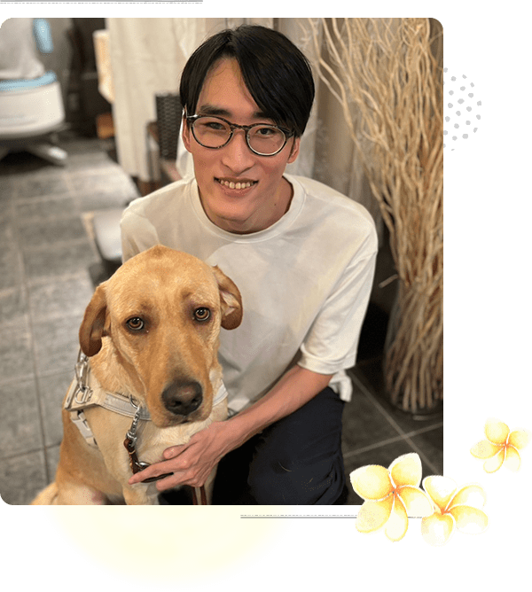 店長の尾形 永樹と、パートナーの盲導犬のシャルル